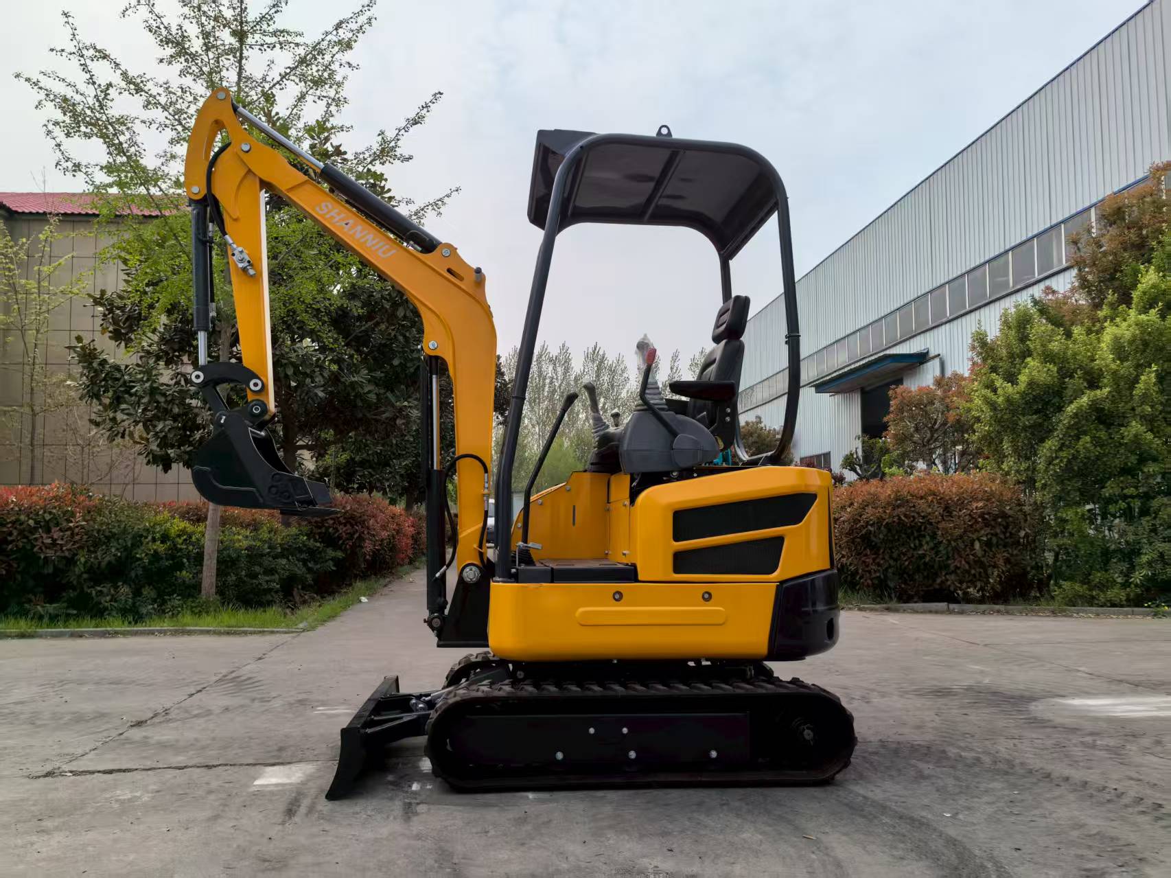 Urban Farming In China - 2T Tailless Small Excavator EPA Engine